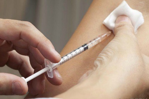 Tiêm corticosteroid là một phương pháp làm mờ sẹo lồi 