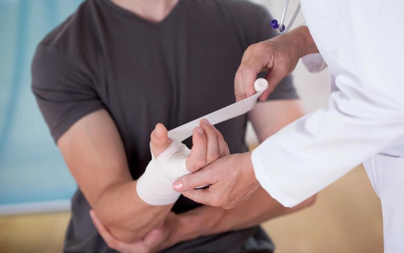 Băng kín sẹo tạo ra môi trường ẩm cho vùng da bị sẹo