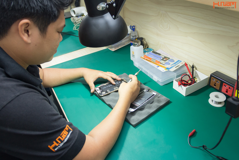 Bạn Lâm- nhân viên sửa chữa điện thoại