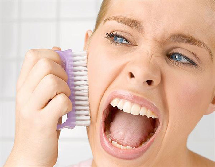 Rửa mặt không đúng cách cũng là nguyên nhân gây ra sẹo rỗ