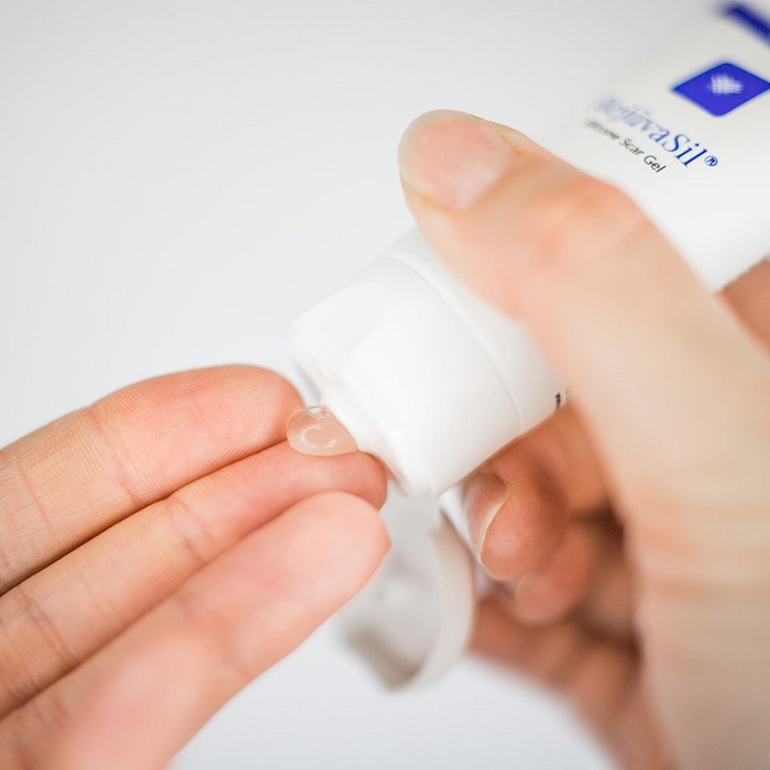 Sử dụng gel làm mờ sẹo Scar Rejuvail 