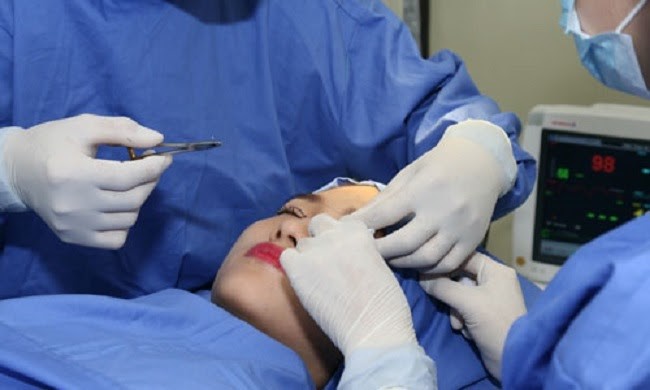 Bác sĩ thực hiện cắt mí